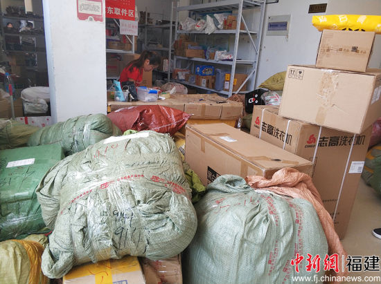 吃瓜·黑料
旗山小区的一快递点堆满了大件行李。 高媛媛 摄